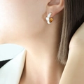 C-vormige titanium stalen oorringen met wit email en hartvormige zirkonia - Wit Emaille Gouden Oorbellen / Wit