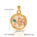 Dettaglio di ciondolo in smalto floreale con dimensioni 2,36 cm e peso di 4,9 g - Fresco stile fiore rosa e foglie verdi (HC-N40546)