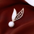 Vista macro detallada del broche de mariposa chapado en oro 18k con perlas - Estilo de Perla de Hoja