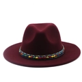 Dettaglio cappello in lana bordeaux con fascia decorativa di perline etniche colorate - M (56-58cm) / Borgogna