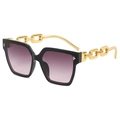 Moderne Oversize-Sonnenbrille mit lila Verlaufsgläsern und goldenen Kettentempeln - Glänzend Schwarz Pink-Grau Verlaufsgläser
