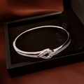 Détail du bracelet goutte d'argent avec zircons sertis dans un écrin à bijoux noir - Argent