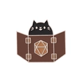 Süße Emaille-Anstecknadel mit schwarzer Katze und braunem Dungeon Master Sichtschirm - Schwarze Katze Mit d20 Würfelschirm Stil (XZ7407)
