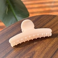 Eleganter beiger Haarklammer mit linearer Textur auf Holztisch mit Blätterschatten - 11.5CM / Beige