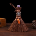 Wicca Mini-Palm-Besen-Anhänger mit Amethyst und Sonnenanhänger auf Holzgrund - Stil 9