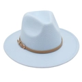Détail d'un chapeau fedora en laine bleu clair avec ruban en cuir brun et boucle dorée - Taille unique / Bleu ciel