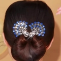Detail van elegante haarkam met blauwe zirkonen en kristallen voor bruidskapsels - Blauwe Pauw