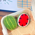 Handgemaakte watermeloen sleutelhanger van vilt met een heel en gesneden ontwerp - Watermelon Style