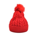 Gros plan détaillé sur la maille torsadée et le pompon en fourrure de ce bonnet rouge - Rouge