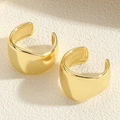 Detalle macro de un pendiente de oreja ancho en C dorado con acabado pulido liso - Earcuff Dorado de Superficie Lisa en Forma de C