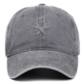 Détail de la broderie clé croisée sur une casquette en coton gris vintage délavé - Gris