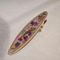 Detalle de pasador para pelo con flores secas moradas y pan de oro en resina epoxi - Serie Púrpura