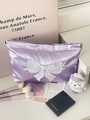 Borsa cosmetica in raso viola con grande fiocco bianco ricamato e finitura liscia - Grande / Viola