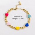 Dettaglio del bracciale a catena in acciaio dorato con ciondoli a cuore in smalto - Cuore in Smalto Colorato