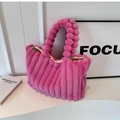 Gros plan du sac en peluche rose avec texture velours et poignée à pompons unique - Rose