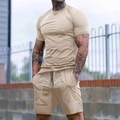 Vue détaillée de l'ensemble de sport kaki avec t-shirt à manches raglan et short à cordon - Abricot