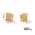 Dettaglio orecchini quadrati in oro 18K con pavé di zirconi e design traforato a M - Oro