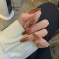 Faux ongles ballerine longs ambrés avec dégradé café translucide sur la main - Dégradé Café Ambre (JP1058)