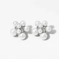 Macro di orecchini a perno in acciaio inox con perle a grappolo sparse a forma di fiore - Argento (PDE1968)