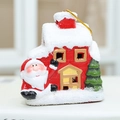 Rotes Weihnachtshaus-Ornament mit Weihnachtsmann und Schnee-Textur an Goldkordel - Typ B Leuchtendes Hängeornament (Mit buntem Licht)