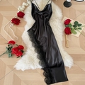 Vestido lencero de satén negro con encaje de pestañas sobre alfombra de piel sintética - S / Negro