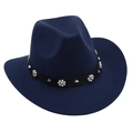 Détail d'un chapeau en feutre bleu marine avec clous argentés et bande perlée - Bleu marine