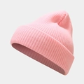 Detalle de gorro de punto acanalado rosa claro que muestra la textura suave y el doblez - M(56-58cm) / Rosa