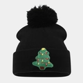 Dettaglio del berretto in maglia nera con ricamo albero di Natale e pompon soffice - Albero di Natale Nero
