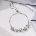 Bracciale floreale regolabile in argento con cristalli scintillanti e chiusura bolo - Forma di Fiore / Argento