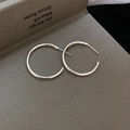 Dettaglio di orecchini a cerchio a C in argento minimalista con finitura in metallo lucido - Piccolo-3cm (Perno S925)