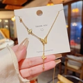 Elegante goldene Titanhalskette mit dreifachem Schmetterlingsanhänger auf Displaykarte - X731 Gold 3D Schmetterling