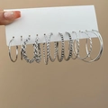 Dettaglio del set di orecchini argentati con cerchi in cristallo e design a spirale - Set Argento (6 Paia)