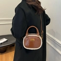 Bolso tipo almohada de cuero marrón con borde de felpa blanca y detalles dorados - Marrón