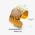 Breiter Edelstahlring mit gehämmerter Metallstruktur und rosa ovalem Stein-Detail - Gold-Grüner Stein