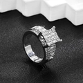 Détail d'une bague cubaine argentée avec pavé de micro-pierres en zircone cubique - RG22017/Carré Sertissage en Ligne