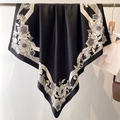 Detail eines großen Seidenschals mit schwarz-weißem Blumendruck elegant an einer Stange - Schwarz Weiß Blumenmuster (FN139-4)