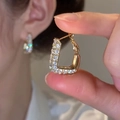 Elegante vergulde U-vormige creolen met glinsterende pavé gezette zirkonia's - Goud