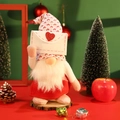 Weihnachtswichtel aus Stoff mit Herzumschlag auf einem festlichen Holzsockel - Weißer Hut (Stil mit Herzumschlag)