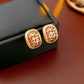 Détail de boucles d'oreilles losanges dorées avec motif léopard en émail rétro chic - Tige en Argent Or Ovale