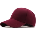 Detailansicht einer weinroten Baumwoll-Basecap mit Twill-Struktur und Sechs-Panel-Design - Verstellbar / Burgunderrot