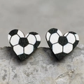 Dettaglio ravvicinato di orecchini a cuore in legno con motivo calcio su pietra naturale - Calcio Cuore