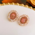 Detailaufnahme ovaler Blumenohrringe mit rosa Harz-Trockenblume und Kristallperlen - Goldene Kristall Oval Blume Ohrstecker (Silberstift)
