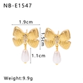 Detailansicht der 18k Gold Schleifenohrringe mit Perlen und Maßangaben - Strassbogen-Tränenperlenstil (NB-E1547) / 18K Gold