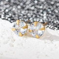 Détail macro de boucles d'oreilles plaquées or 18k avec zircons ronds étincelants - 8mm Zirconium