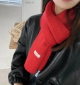 Bufanda de punto roja gruesa para mujer con etiqueta de tela blanca y estilo cálido - Bufanda de punto roja