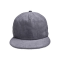 Primer plano detallado de la textura de pana gris en una gorra de béisbol con visera plana - Gris