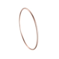 Makro-Detail des 2mm minimalistischen roségoldenen Titanstahl-Armreifs mit poliertem Finish - Roségold