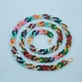 Detail van kleurrijke acryl schakelketting met gouden karabijnsluitingen voor tassen - B111 gemengde kleuren
