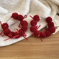 Dettaglio del fiocco floccato rosso e del pompon in peluche sugli orecchini d'argento - Stile Cerchio Grande con Fiocco e Palla di Peluche (HE29949) / Rosso Puro