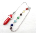 Rode zeshoekige kristallen pendel hanger met zeven chakra kralen aan een zilveren ketting - B15-Rode Jaspis